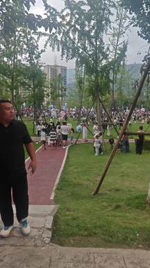 马边火把节，热闹又回来了。街上人来人往，到处都是赶来过节的本地人。街边国旗飘扬，远山静静守着这座小城。一年一度的盛会，满城都是烟火与人声。
